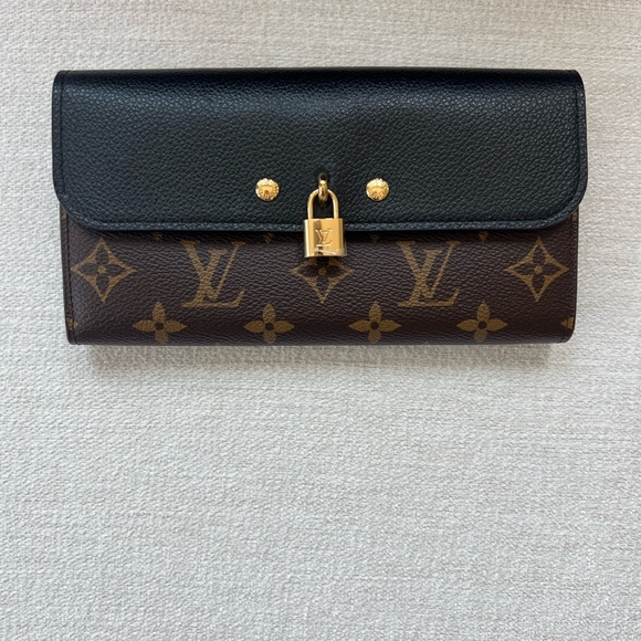 Louie Vuitton Kensington Monogram Bag & Wallet - Picture 12 of 16